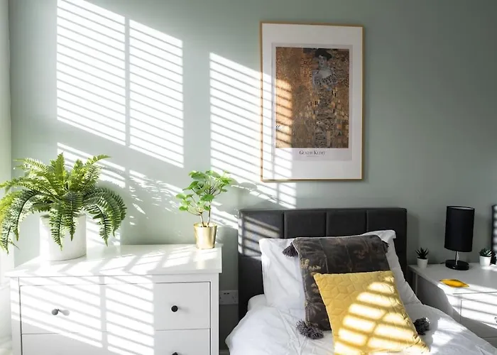 8 Bed, Comfortably Sleeps 10, 3 Bath House, 5 Mins Centre 曼彻斯特