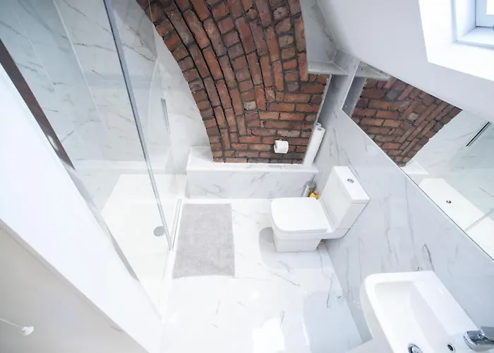 8 Bed, Comfortably Sleeps 10, 3 Bath House, 5 Mins Centre 度假居