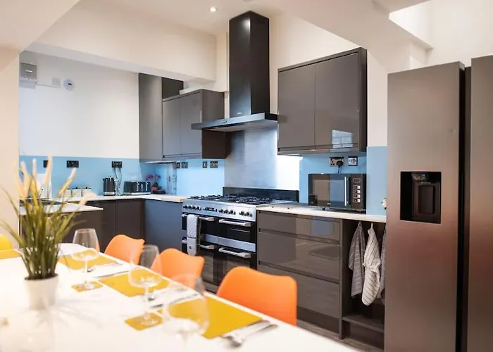 8 Bed, Comfortably Sleeps 10, 3 Bath House, 5 Mins Centre 曼彻斯特