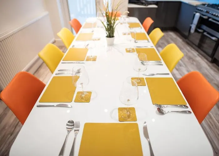 8 Bed, Comfortably Sleeps 10, 3 Bath House, 5 Mins Centre 度假居 *