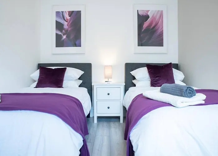 8 Bed, Comfortably Sleeps 10, 3 Bath House, 5 Mins Centre 度假居