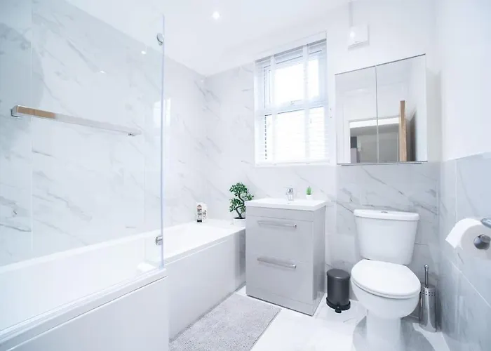 度假居 8 Bed, Comfortably Sleeps 10, 3 Bath House, 5 Mins Centre *