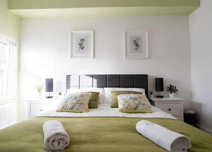 8 Bed, Comfortably Sleeps 10, 3 Bath House, 5 Mins Centre 度假居 *