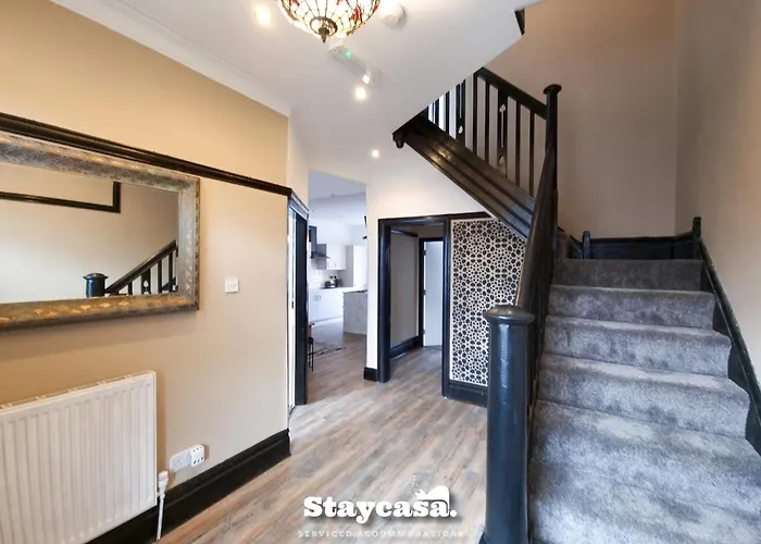 Semesterbostad Spacious 6-bed With Large Patio And Free Parking *