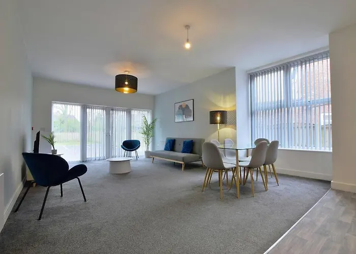 Free Parking - Spacious 2-br Close To Salford Royal * Manchester