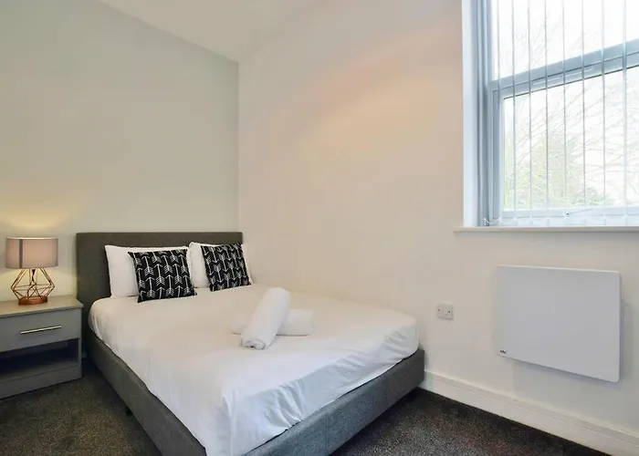 Free Parking - Charming 2-br Flat Near Salford Royal דירה