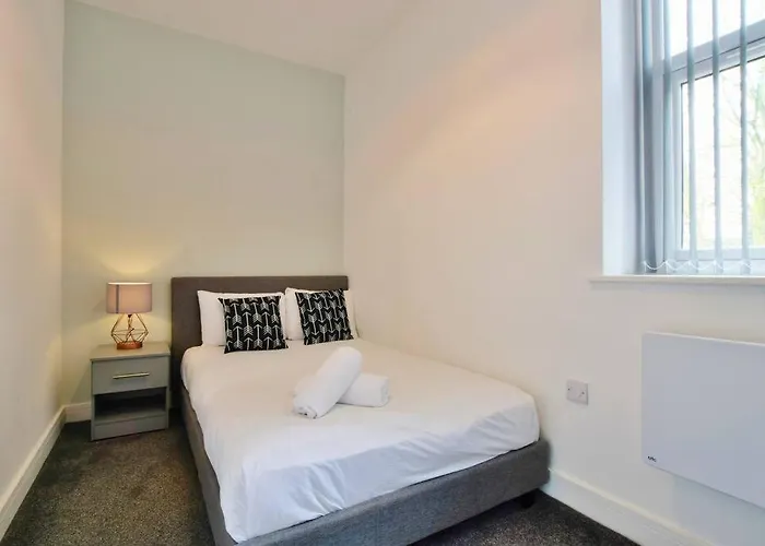 דירה Free Parking - Charming 2-br Flat Near Salford Royal מנצ'סטר