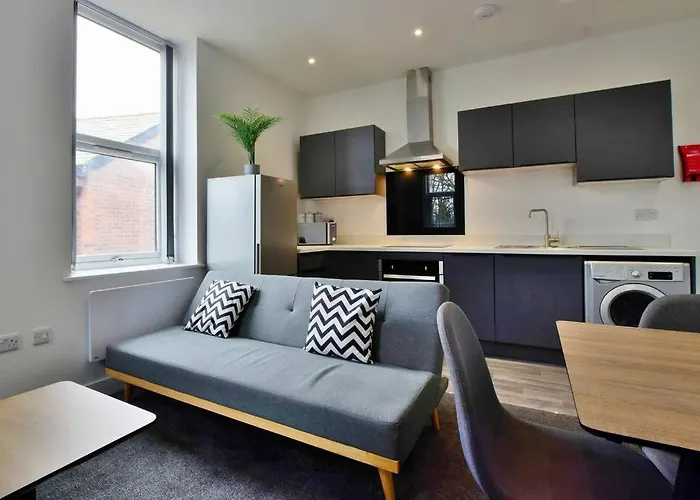 Free Parking - Charming 2-br Flat Near Salford Royal דירה מנצ'סטר