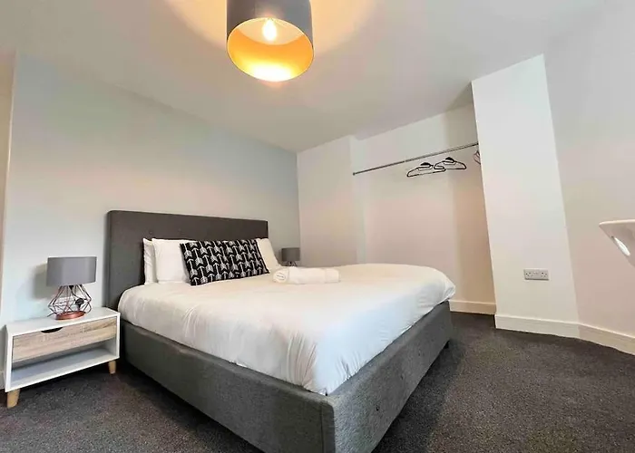 Free Parking - Lovely 2-br Flat Near Salford Royal *