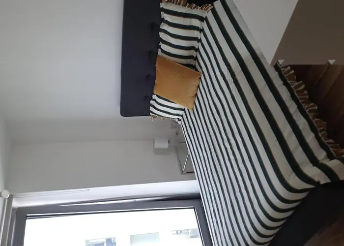 Апартаменты 1 Bed Apartment Sleeps 2 - Wifi & Tv *