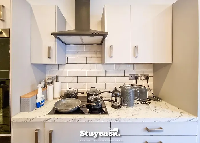 Spacious 6-bed With Large Patio And Free Parking Сasa de vacaciones