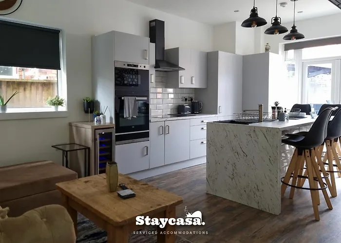 Spacious 6-bed With Large Patio And Free Parking Сasa de vacaciones Mánchester