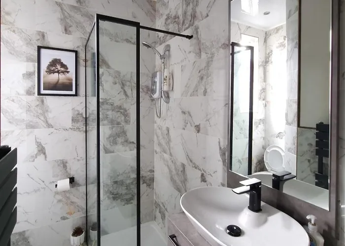 Spacious 6-bed With Large Patio And Free Parking *