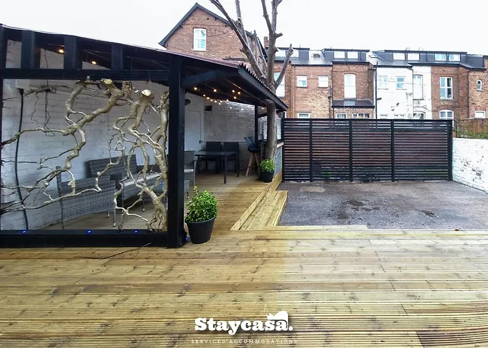 Spacious 6-bed With Large Patio And Free Parking Semesterbostad *