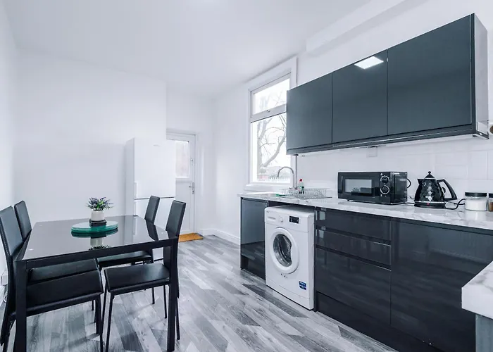 Fun & Spacious 3Bed L Pool Table & Pingpong Table Manchester