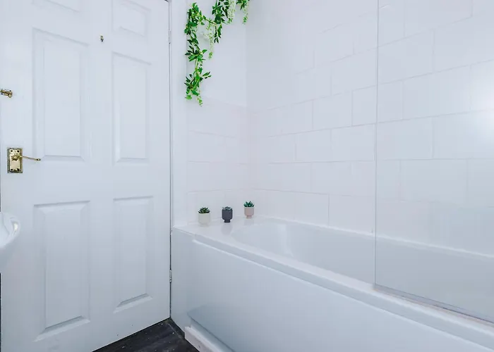 Fun & Spacious 3Bed L Pool Table & Pingpong Table * Manchester