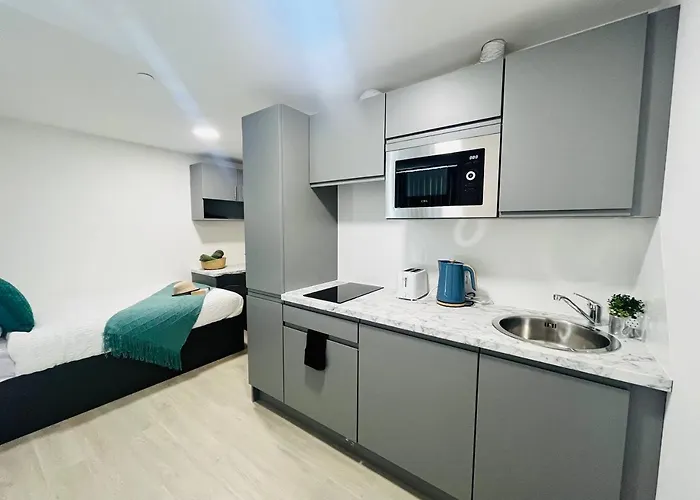 Stretford Sanctuary: Stylish Studio *