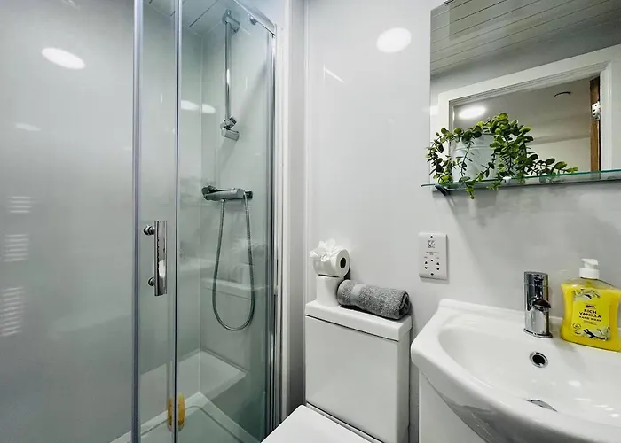 Chic Hideaway: Modern Studio In Stretford Апартаменты