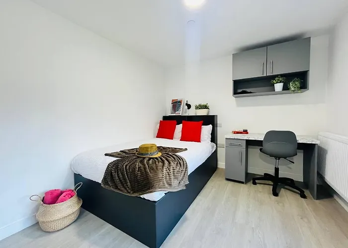 Chic Hideaway: Modern Studio In Stretford Апартаменты Манчестер