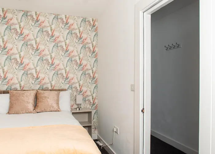 Bright And Stylish - 2 Bedroom - Free Parking, Transit Links, Close To Stadiums *