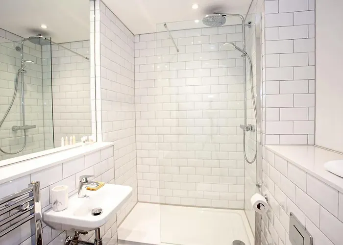 아파트 Super 2 Bed Close To Victoria Station *