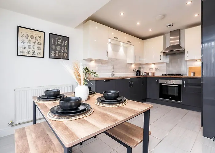 6 Guests - 3 Bedrooms - Free Wi-fi - * Manchester