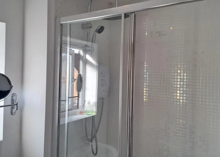 Tropical Sun Homes - Beautiful Spacious 3 Bed In A Serene Environment With Free Parking For 2 Cars