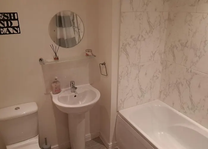 Hébergement de vacances Tropical Sun Homes - Beautiful Spacious 3 Bed In A Serene Environment With Free Parking For 2 Cars *