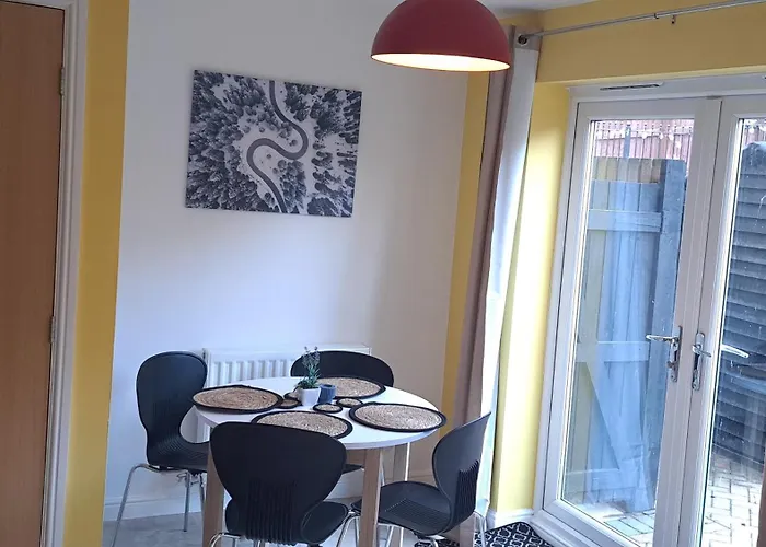 Hébergement de vacances Tropical Sun Homes - Beautiful Spacious 3 Bed In A Serene Environment With Free Parking For 2 Cars *