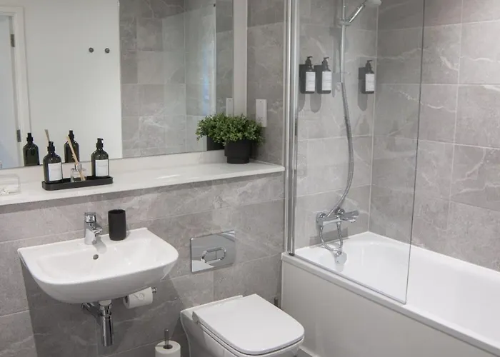 Luxury Mcr 2bed,2bath Apartment- Location! Apartamento