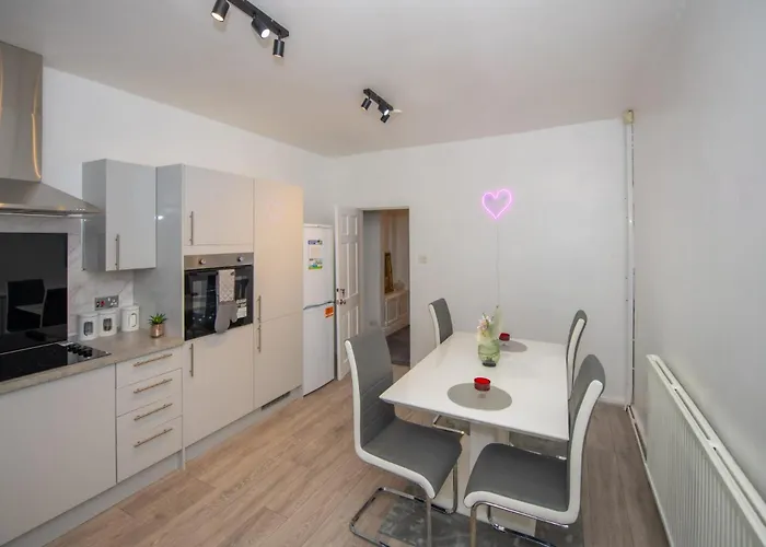 Lovely + Free Parking Tatil Evi