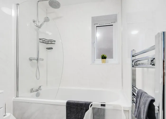 Dazzling & Modern 4bd - Coop Live - Etihad - Parking