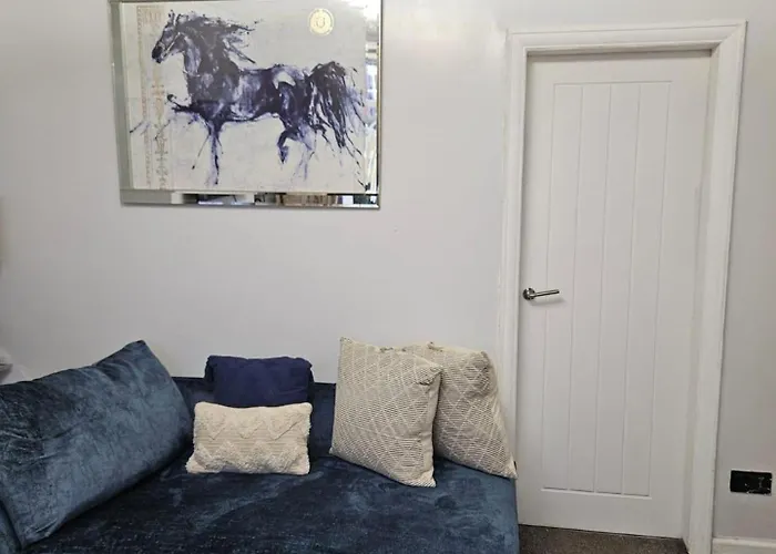 2-bed House Sleeps 4 20 Min To Centre *