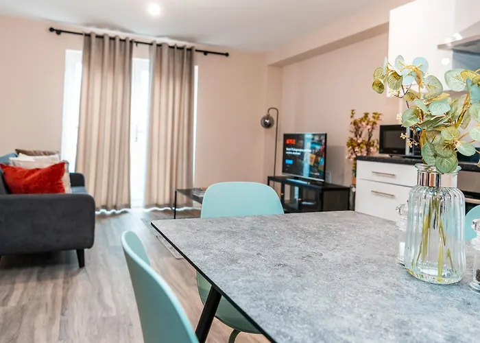 公寓 Entire 2 Bedroom And 2 Bathroom In -free Underground Parking