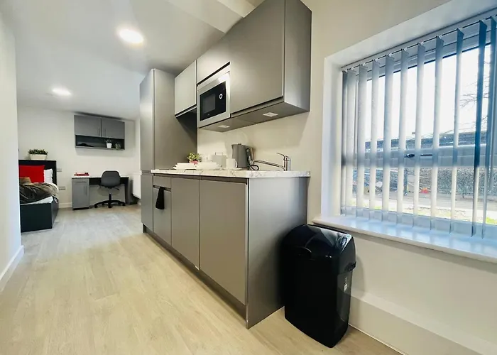 Chic Hideaway: Modern Studio In Stretford Апартаменты Манчестер