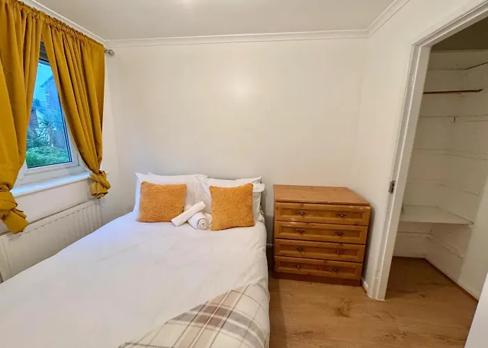 Cosy & Quiet House Close To Etihad And Centre