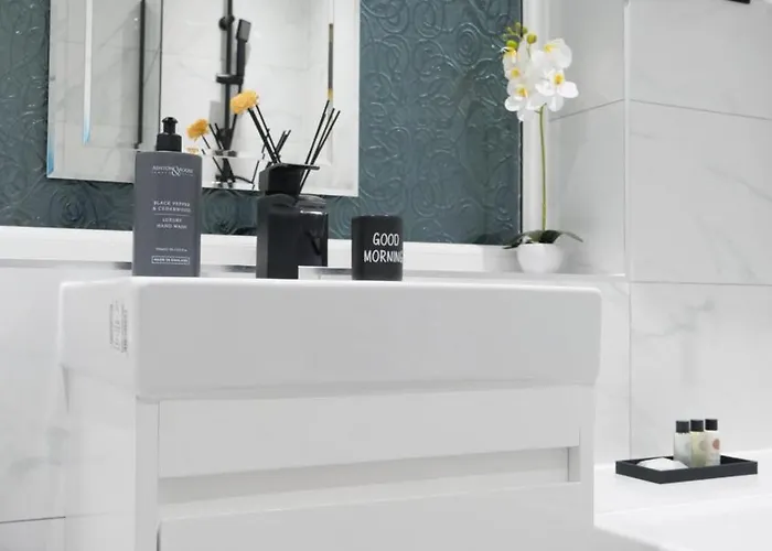 Etihcity - 3 Bedroom Semi - Free Parking Near Etihad Stadium, Tourist Attractions, Centre, Transport And Motorway Links Next To Mcdonald's - Sky N Netflix 펜션 *