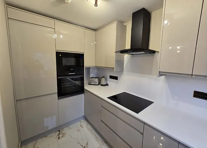 New 2 Bedroom In - Stretford - Old Trafford Close To Football-cricket Ground & Centre Διαμέρισμα *