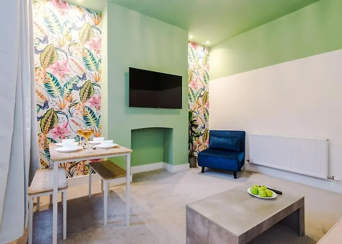 5 Bed Salford Sanctuary Retreat *