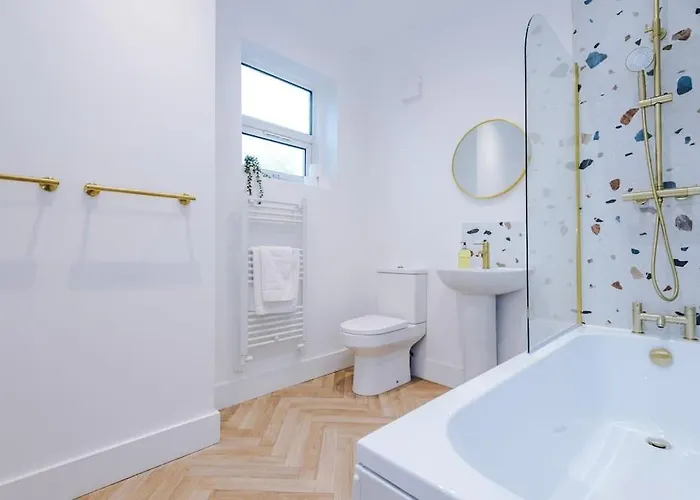 5 Bed Salford Sanctuary Retreat * Manchester