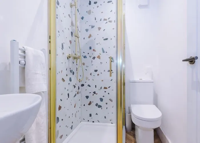 5 Bed Salford Sanctuary Retreat *