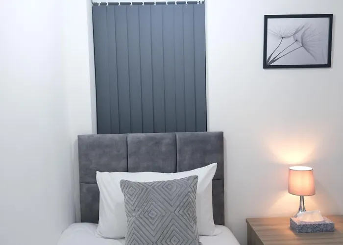 Modernized Three Bedroom House Near Stadium, Attractions, Centre - Sky N Netflix - Convenient Transport *