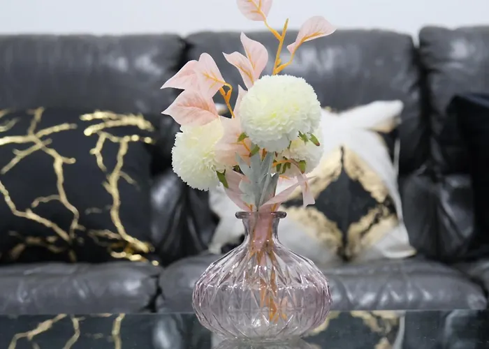 Modernized Three Bedroom House Near Stadium, Attractions, Centre - Sky N Netflix - Convenient Transport 펜션 *