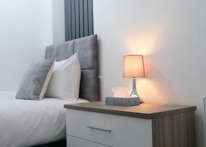 Modernized Three Bedroom House Near Stadium, Attractions, Centre - Sky N Netflix - Convenient Transport 펜션 *