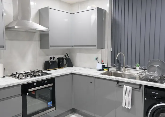 Modernized Three Bedroom House Near Stadium, Attractions, Centre - Sky N Netflix - Convenient Transport 펜션 *