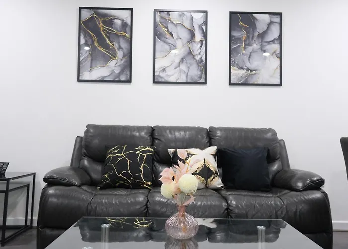 Modernized Three Bedroom House Near Stadium, Attractions, Centre - Sky N Netflix - Convenient Transport *