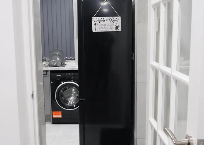 Modernized Three Bedroom House Near Stadium, Attractions, Centre - Sky N Netflix - Convenient Transport 펜션 맨체스터