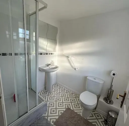 Spacious & Lovely 4 Bedroom In *