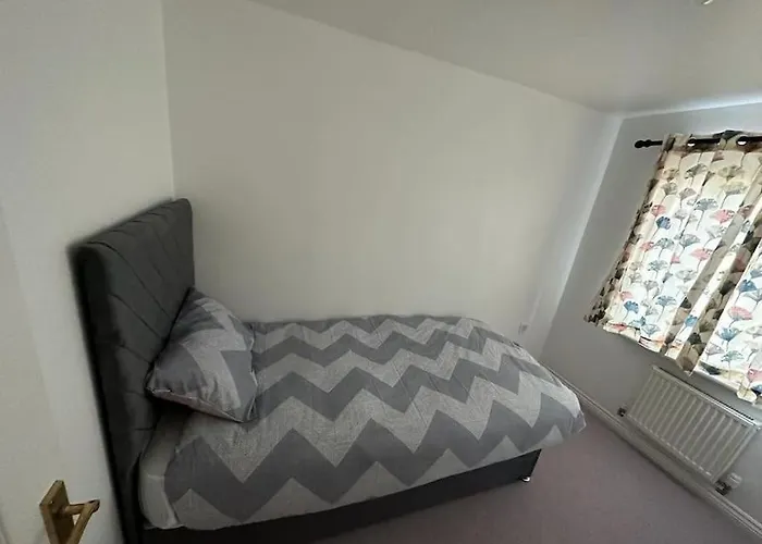 Spacious & Lovely 4 Bedroom In *