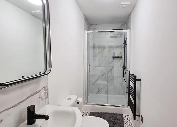 度假居 Delightful Spacious Haven With Large Driveway 曼彻斯特